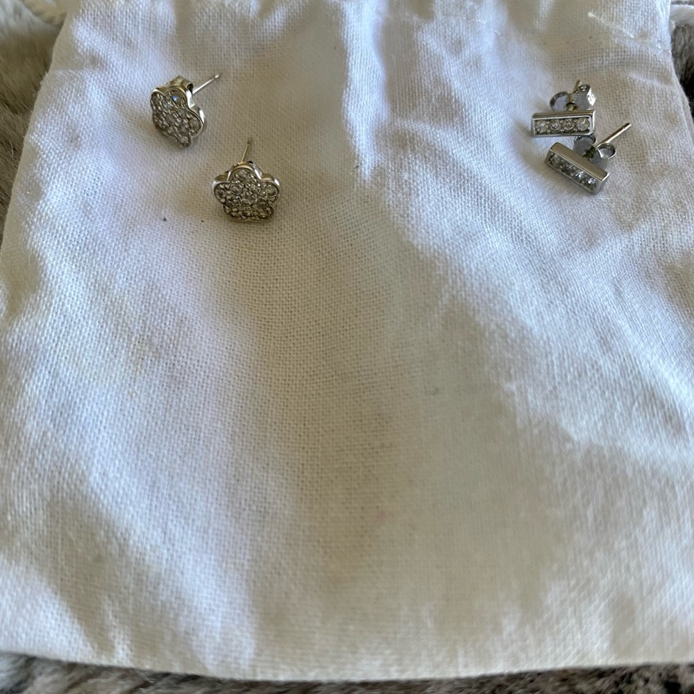 Set of two silver small earrings